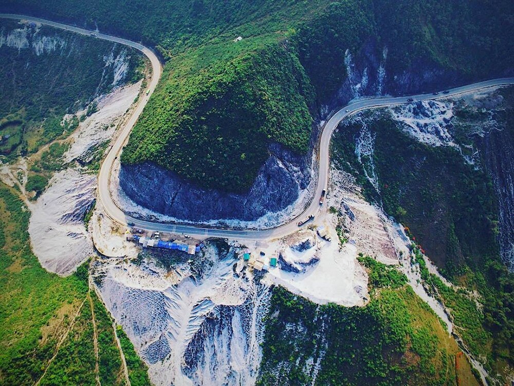 The majestic scenery of Thung Khe Pass 